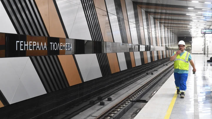 Эксперт по выживанию назвал способы спасения на путях при приближающемся поезде метро