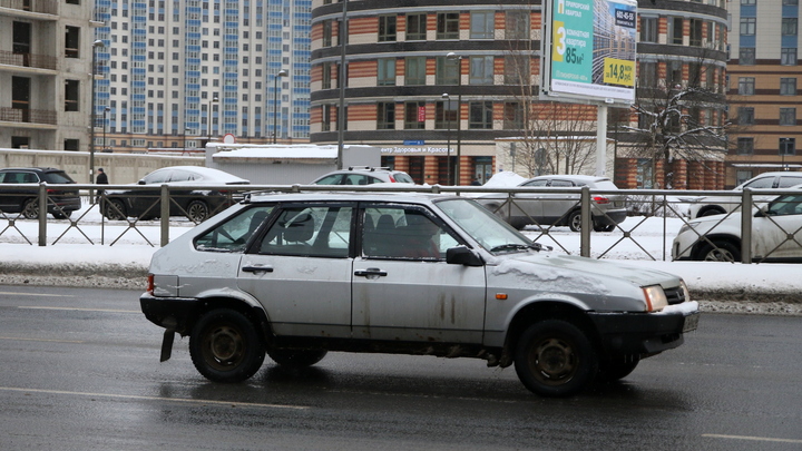 Белый автомобиль Жигули упал в реку с моста в Новосибирске
