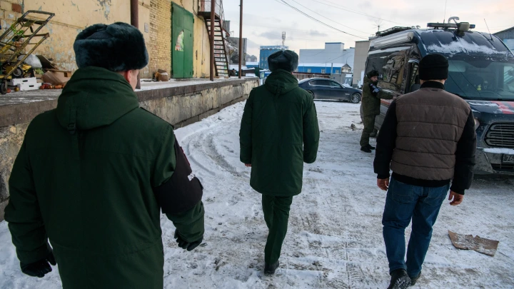 Омская область закрыла мигрантам доступ к работе в социальных сферах: тысячи рискуют депортацией