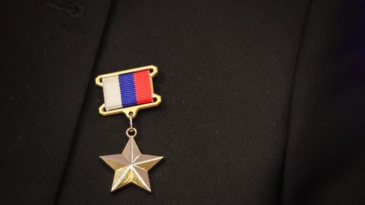 Историческая справедливость восстановлена: Мединский передал внуку Алексея Береста Золотую Звезду Героя России