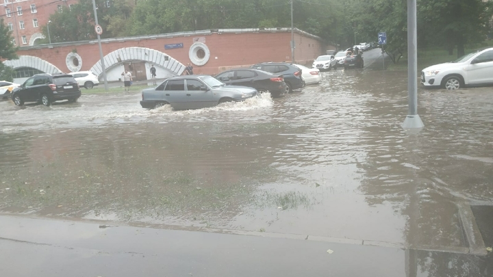 В Ростове во время ливня затопило рынок Восточный