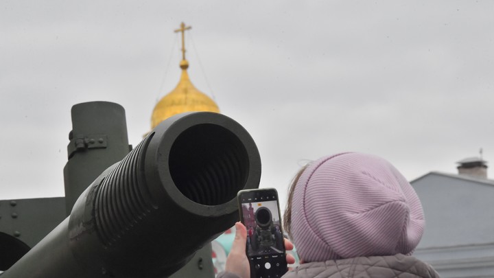 К выставленному в Финляндии танку Т-72 несут цветы и георгиевские ленты