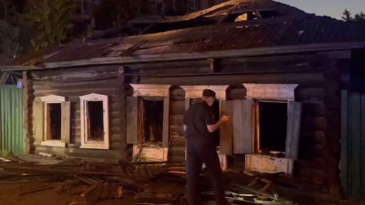 В Тюмени при пожаре в одноэтажном доме погибли три человека