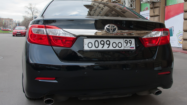 В Краснодарском крае начальник подразделения ГИБДД подозревается в продаже автономеров