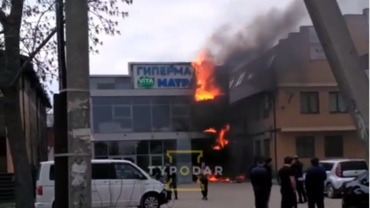 Гипермаркет матрасов загорелся в Краснодаре