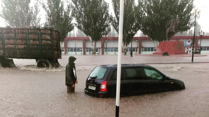 Ливень в Ейске 10 июня: машины плавают, по улицам текут реки