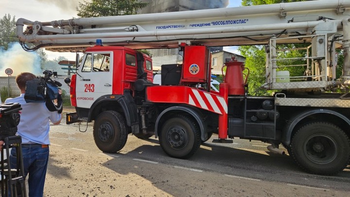 В Москве полыхает мощный пожар: У многоэтажки по Молодёжной - кареты скорой помощи