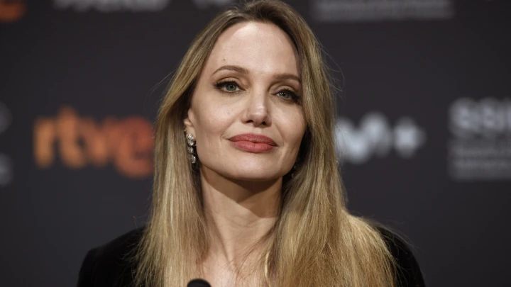 «Темная»: Роджер Уотерс жестко раскритиковал Анджелину Джоли за поездку в Херсон