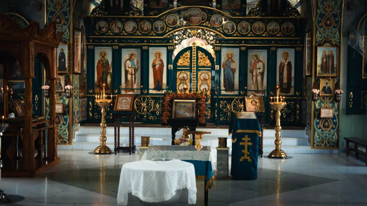 Реальная опасность: врач Лавров объяснил, почему не стоит целовать иконы в церкви