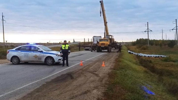 Опасно: в Челябинской области пришлось перекрыть дорогу из-за едва не выпавшего груза