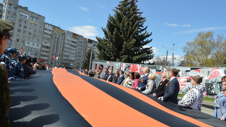 Нижегородцы развернули 25-метровую георгиевскую ленту в честь Дня Победы