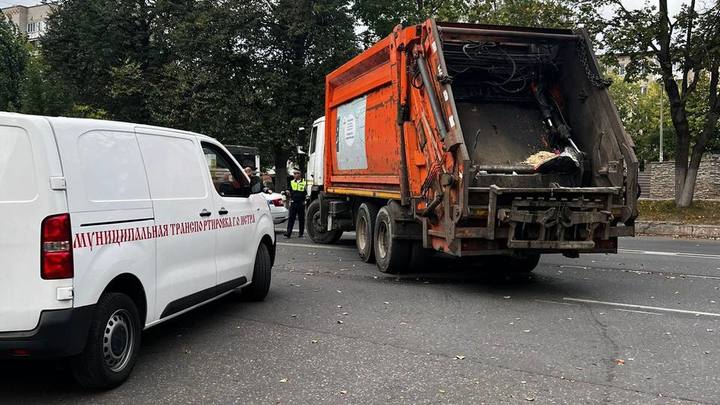 В Истре мусоровоз сбил двух дошкольниц