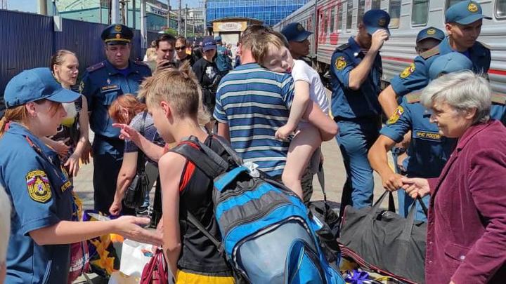 На железнодорожный вокзал Ростова-на-Дону прибыл поезд с беженцами из Пскова