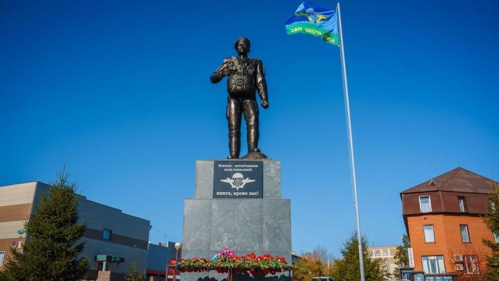 Памятник воинам-десантникам установили в кузбасском городе