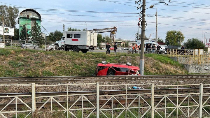 В Ростове-на-Дону в микрорайоне Сельмаш автомобиль упал на рельсы прямо под пассажирский поезд