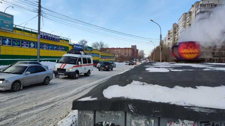В Новосибирске до 23 января перекрыли улицу Плахотного из-за аварии на теплотрассе