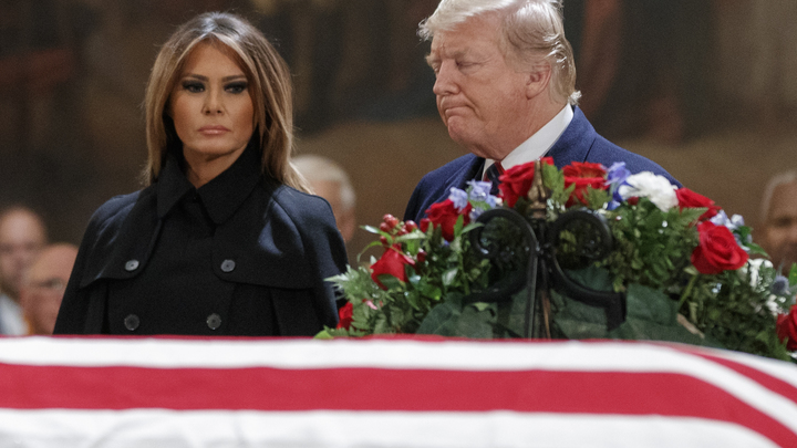 На церемонии прощания с Бушем-старшим Трамп демонстративно отвернулся от Клинтонов