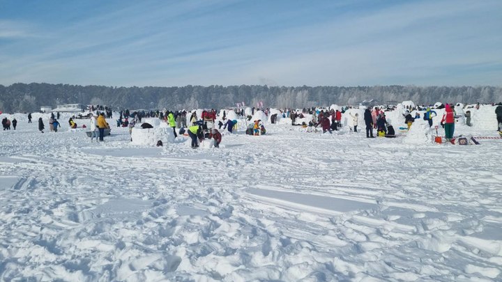 В Новосибирске построили город эскимосов на берегу Обского моря