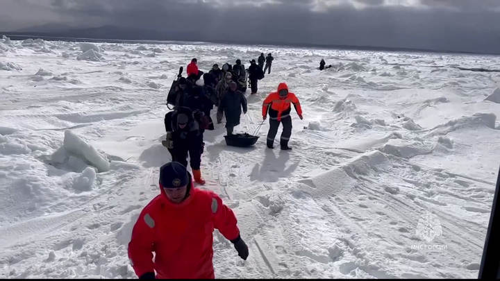 На Сахалине МЧС спасло 82 рыбаков с отколовшейся льдины в Охотском море