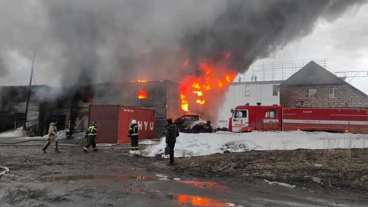 В МЧС рассказали подробности крупного пожара на СТО в Новосибирске
