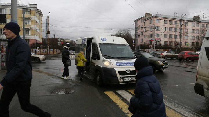 Водитель маршрутки, вылетевшей на тротуар, услышал неожиданные слова от начальства