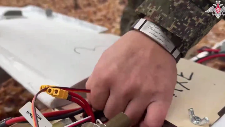 На видео Минобороны случайно попал браслет бойца СВО с гравировкой «Береги себя» от мамы