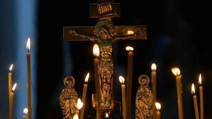 Священники: Допустимо ли молиться за себя и ставить свечи