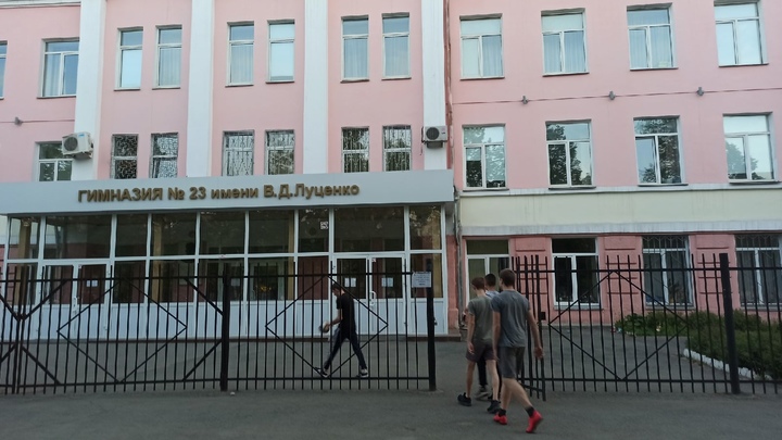 Взяла пистолет для селфи: в полиции Челябинска прокомментировали инцидент с вооруженной школьницей