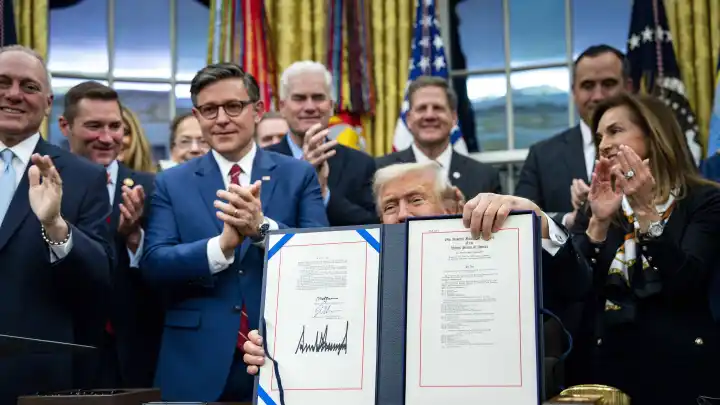 Рекордный шатдаун в США закончен: Трамп подписал ключевой документ