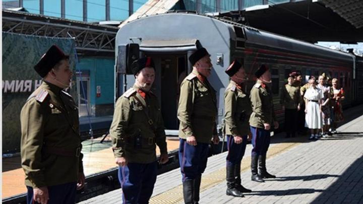 Накормят и запишут на службу по контракту: в Челябинск приехал спецпоезд министерства обороны