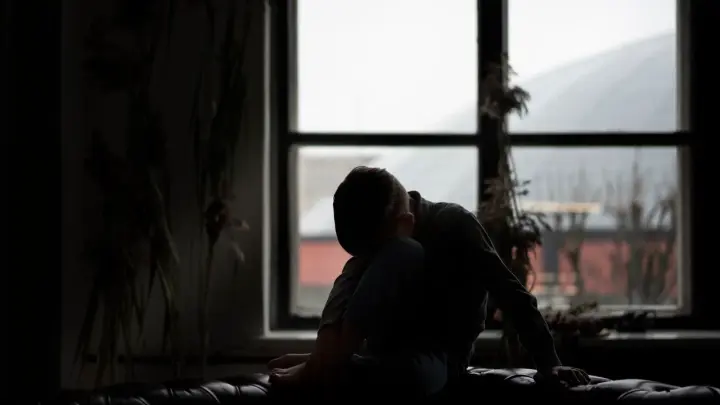 Не успел собрать бумажки: Опека лишила мальчика единственного родного человека. Ребёнка хотят отдать в семью