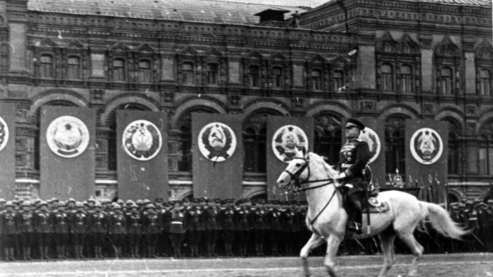Жительница Одессы вернула фамилию и инициалы Жукова на пустой постамент
