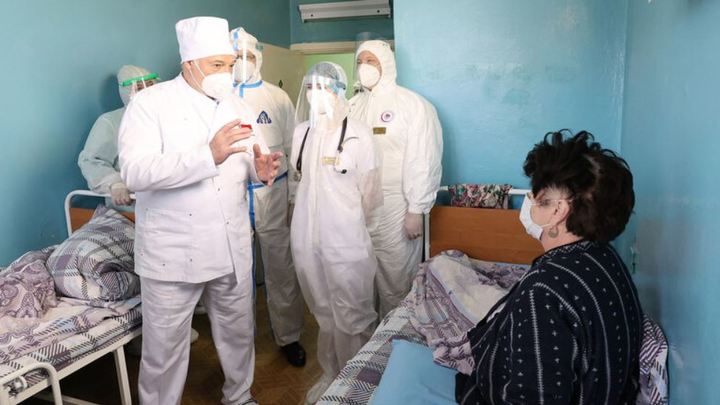 Лукашенко в ковидной больнице снял маску и пожал руку пациентке