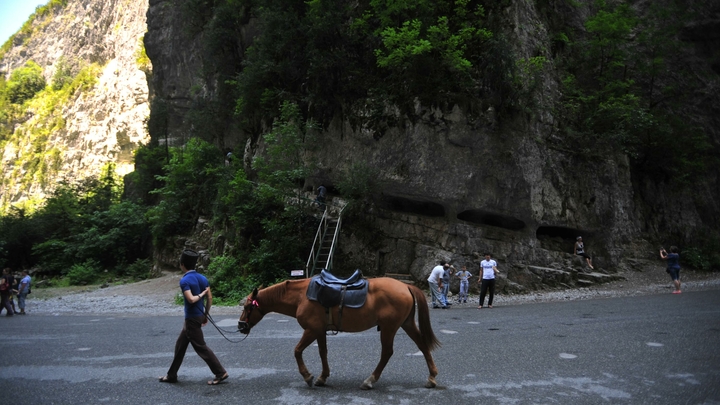 Абхазы восхваляют Басаева и гонят русских: Не для того мы воевали с грузинами, чтобы вы пришли