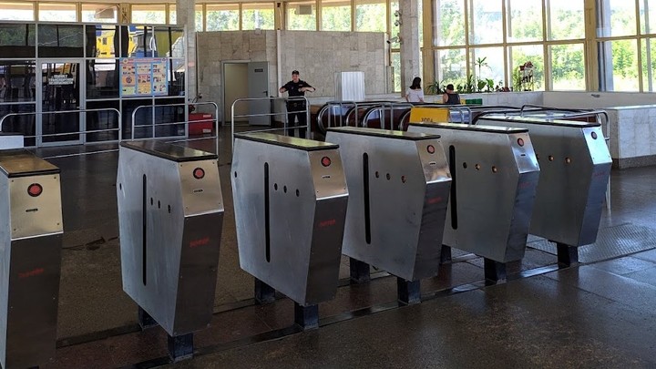 В новосибирском метро меняют турникеты на станции Речной вокзал
