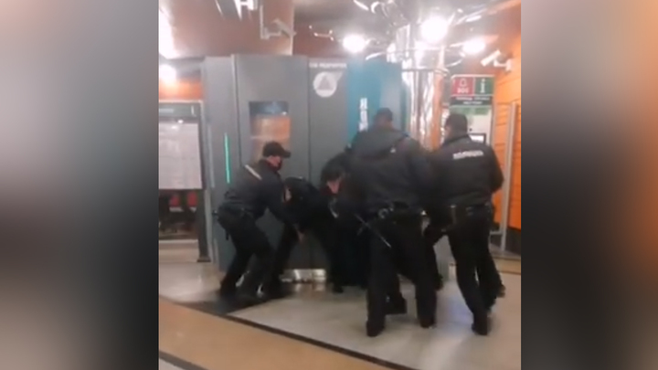 В метро Санкт-Петербурга избили устроившего скандал пассажира без маски