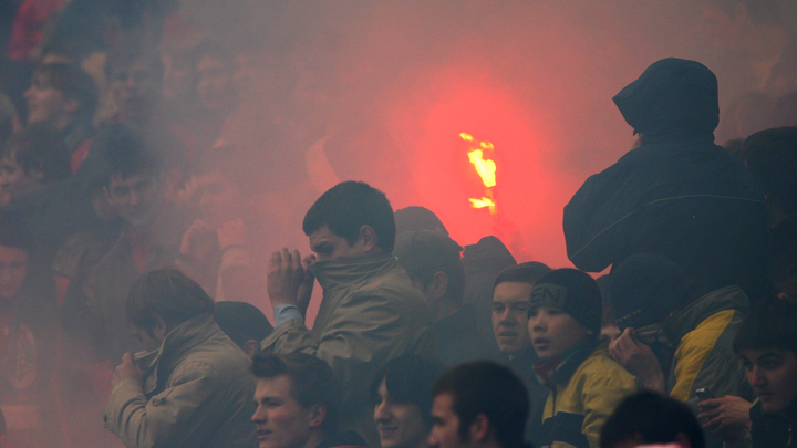 У РПЛ появились вопросы к полиции, задержавшей фанатов ЦСКА после огненного шоу в матче с Зенитом