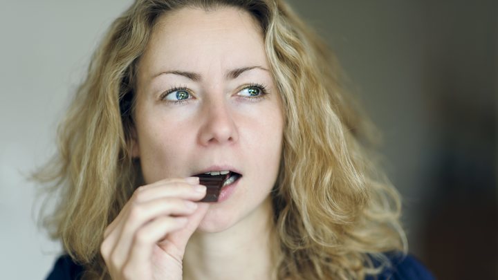 Стоматолог развеял миф о вреде шоколада для зубов: Обычный хлеб вреднее