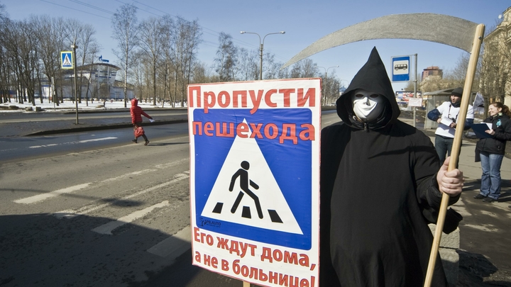 В Челябинске на пешеходном переходе иномарка искалечила человека