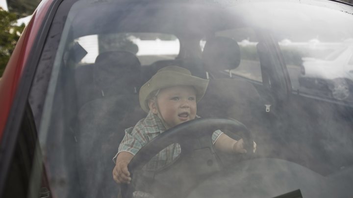 Что делать, если ребёнок случайно заперся в салоне авто: Спасёт обычный фонарик