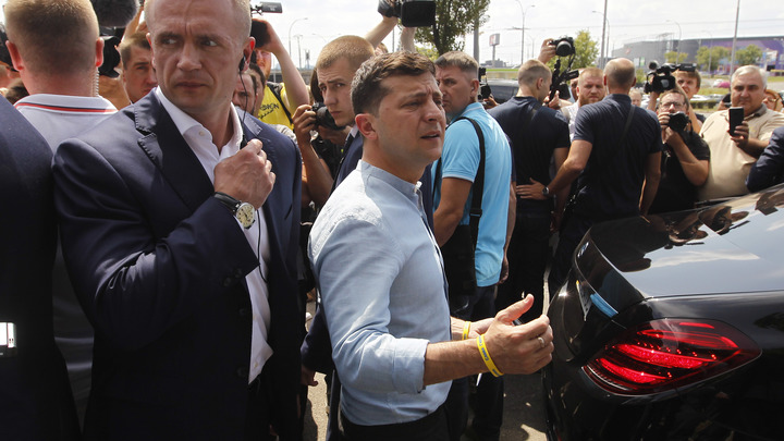 Почему Зеленский и Порошенко пропали из базы розыска МВД России? Версия адвоката Овчаренко