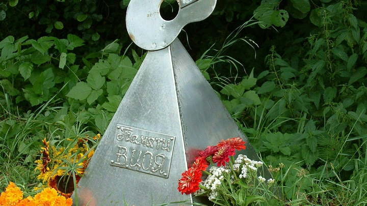 За секунду до смерти Виктора Цоя: Почему водитель рокового автобуса до сих пор носит цветы на трассу