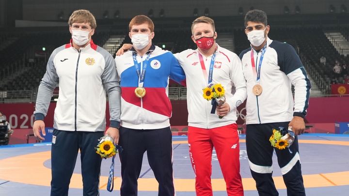 Армянский борец устроил демарш во время награждения: Чтобы выигрывать, нужно быть из России