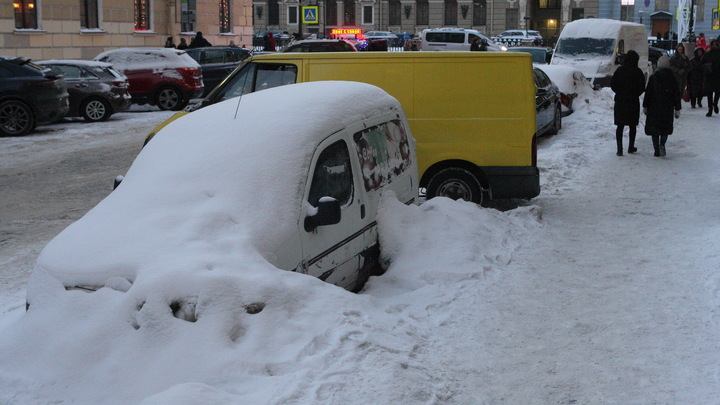 На заледенелом тротуаре в Петербурге серьёзно травмировалась пенсионерка