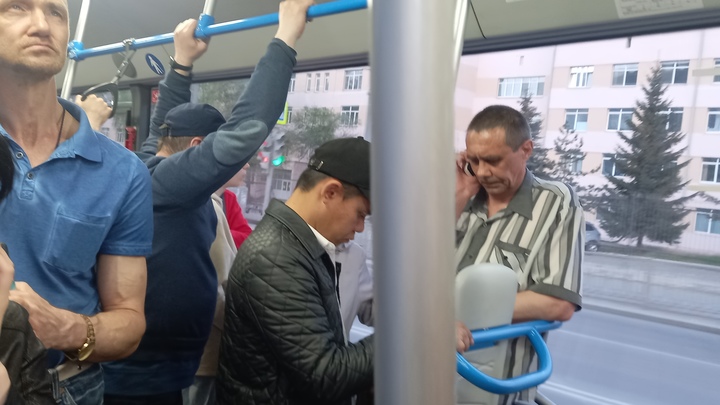 Взрослый мужчина избил 15-летнего подростка в переполненном автобусе в Екатеринбурге