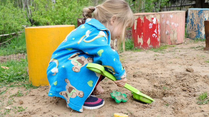 Все дети через это проходят: Терапевт дала советы родителям, чей ребёнок съел песок