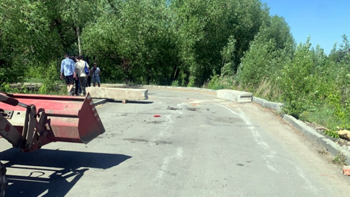 Скорая не проедет: прокуратура заставила челябинца снести бетонные блоки перед домом престарелых