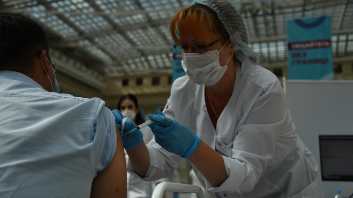 Стало известно, кому не нужно делать ревакцинацию и вторую прививку от COVID