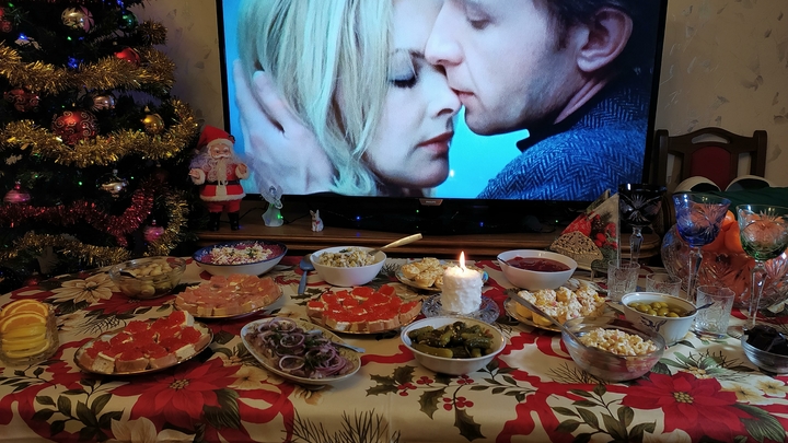 Новогодний стол 2024: чем удивить близких