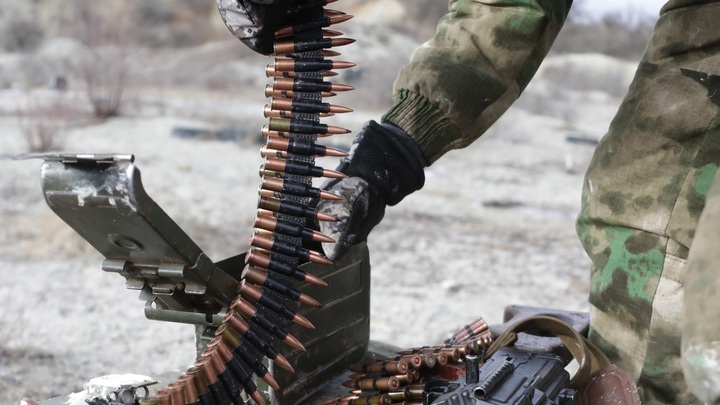 Стволы направлены на здание: Неизвестные в камуфляже выставили оцепление в Ростове-на-Дону